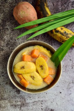 Endonezya Tatlısı, Kolak Pisang Ubi, muz ve tatlı patates püresi. Hindistan cevizi sütü, palmiye şekeri ve pandanus yapraklarıyla pişirilmiş muz. Ramadhan sırasında çok popüler.