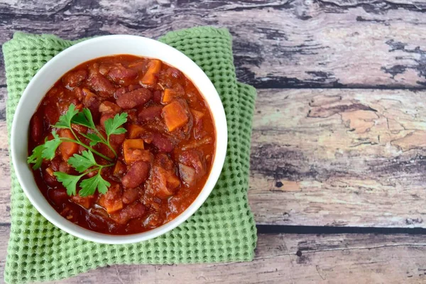 Domácí Veganské Chilli Černé Fazole Rajčatová Polévka Zdobená Sezamovými Semínky — Stock fotografie