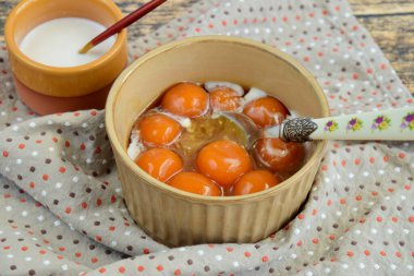 Endonezya 'nın ünlü tatlısı Biji Salak veya Bubur Candil: palmiye şekeri şurubu ve hindistan cevizi sütü soslu tatlı patates köftesi lapası. Ramazan boyunca çok popüler..