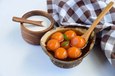 Endonezya 'nın ünlü tatlısı Biji Salak veya Bubur Candil: palmiye şekeri şurubu ve hindistan cevizi sütü soslu tatlı patates köftesi lapası. Ramazan boyunca çok popüler..