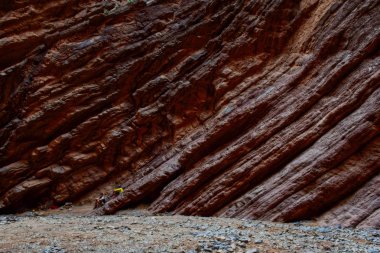 Cafayate, Salta - 26.03.2019: Amfitiyatroda dinlenen insanlar. Bu geleneksel bir gezi.