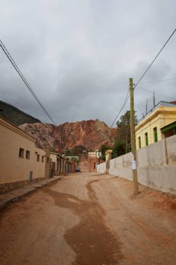 Purmamarca tipik bir sokak, Jujuy, Arjantin.