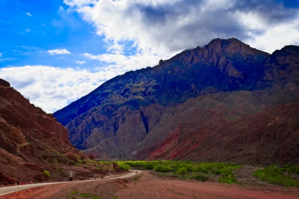 Quebrada de las Conchas, Cafayate, Arjantin 'de harika bir kızıl dağ manzarası.