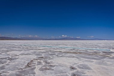 Salinas Grandes manzarası, Jujuy, Arjantin 'de bir tuz fabrikası