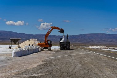 Jujuy, Arjantin - 03 / 29 / 2019: Tuz fabrikasında çalışan erkekler, Jujuy, Arjantin.