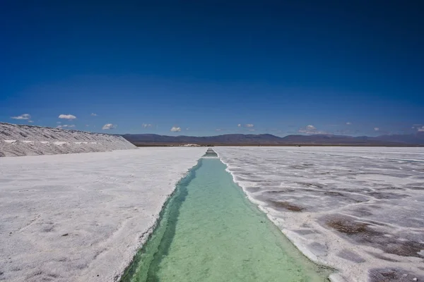 Salinas Grandes manzarası, Jujuy, Arjantin 'de bir tuz fabrikası