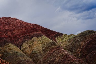 Purmamarca, Jujuy, Arjantin 'deki ünlü Seven Colors Hill manzarası