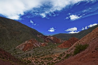 Purmamarca, Jujuy, Arjantin 'deki ünlü Seven Colors Hill manzarası