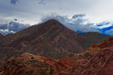 Purmamarca, Jujuy, Arjantin 'deki ünlü Seven Colors Hill manzarası