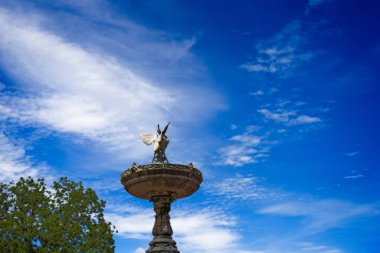 Halka açık bir parkta güzel bir heykel.