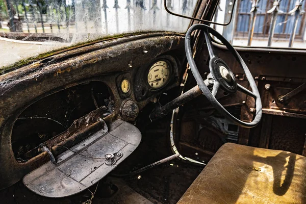 Terk edilmiş eski araba iç görünümü