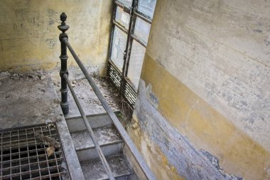 Recoleta Mezarlığı'nda tahrip edilmiş ve terk edilmiş mezar, Buenos Aires, Arjantin