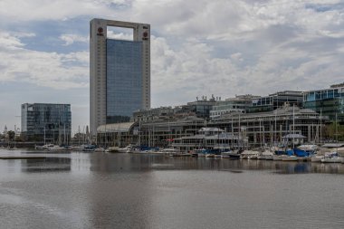 Buenos Aires, Arjantin - 10.08.2017: Ünlü Madero Port semtinin görünümü