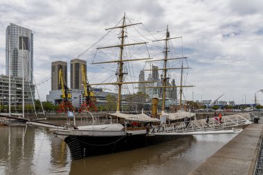 Buenos Aires, Arjantin - 10.08.2017: Madero Limanı semtinde ünlü Sarmiento Gemisi'nin görünümü