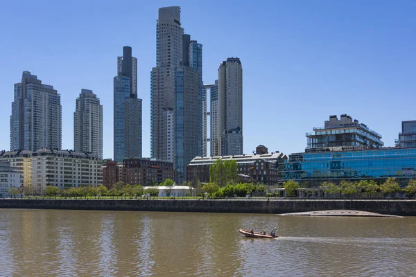 Buenos Aires, Arjantin - 17.10.2017: Ünlü Madero Port semtinin görünümü