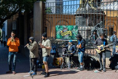 Buenos Aires, Arjantin - 09 / 01 / 2019: Reggae grubu Rootsteady, Defensa Caddesi 'ndeki San Telmo Mercado de Pulgas' da (Bit Pazarı) çalıyor. 