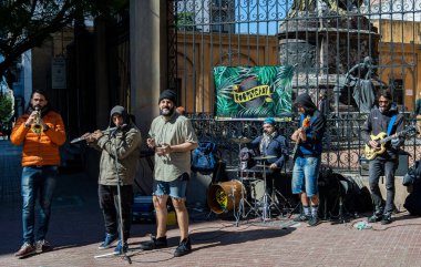Buenos Aires, Arjantin - 09 / 01 / 2019: Reggae grubu Rootsteady, Defensa Caddesi 'ndeki San Telmo Mercado de Pulgas' da (Bit Pazarı) çalıyor. 