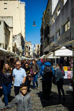 Buenos Aires, Arjantin - 09 / 01 / 2019: Savunma Caddesi 'ndeki San Telmo Mercado de Pulgas (Bit Pazarı) manzarası. Bu bir Buenos Aires ikonu.. 
