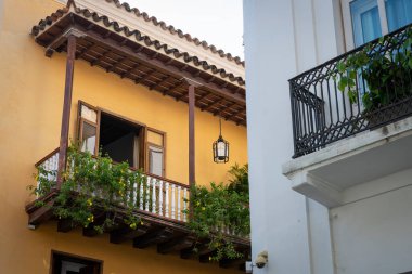 Cartagena de Indias, Kolombiya - 05 / 29 / 2018: Cartagena de Indias 'ın tipik bir koloni balkonu