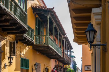 Cartagena de Indias, Kolombiya - 05 / 29 / 2018: Cartagena de Indias 'ın tipik bir koloni balkonu
