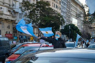 Buenos Aires, Arjantin - 07 / 09 / 2020: Kilitleme karşıtı protestocular hükümete başkaldırarak yürüdüler 