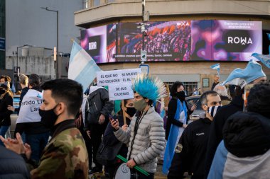 Buenos Aires, Arjantin - 07 / 09 / 2020: Kilitleme karşıtı protestocular hükümete başkaldırarak yürüdüler 