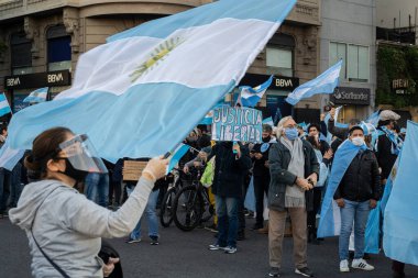Buenos Aires, Arjantin - 07 / 09 / 2020: Kilitleme karşıtı protestocular hükümete başkaldırarak yürüdüler 