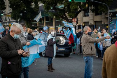 Buenos Aires, Arjantin - 07 / 09 / 2020: Kilitleme karşıtı protestocular hükümete başkaldırarak yürüdüler 