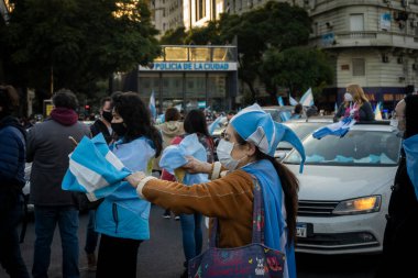 Buenos Aires, Arjantin - 07 / 09 / 2020: Kilitleme karşıtı protestocular hükümete başkaldırarak yürüdüler 