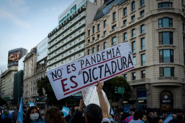 Buenos Aires, Arjantin - 07 / 09 / 2020: Kilitleme karşıtı protestocular hükümete başkaldırarak yürüdüler 