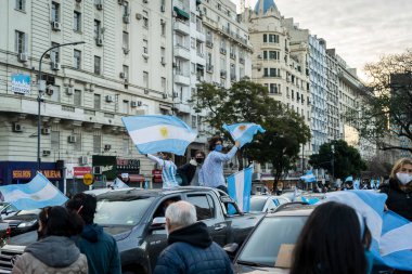 Buenos Aires, Arjantin - 07 / 09 / 2020: Kilitleme karşıtı protestocular hükümete başkaldırarak yürüdüler 