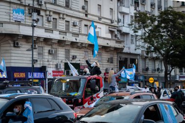 Buenos Aires, Arjantin - 07 / 09 / 2020: Kilitleme karşıtı protestocular hükümete başkaldırarak yürüdüler 