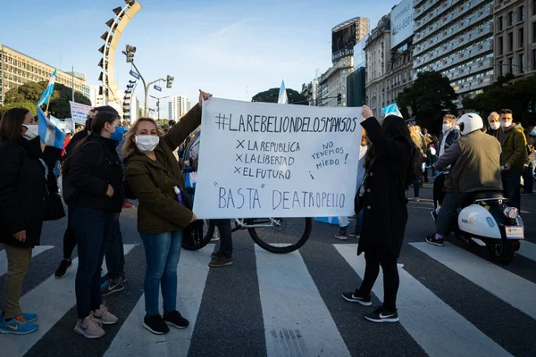 ブエノスアイレス アルゼンチン 2020年7月9日 反ロックダウン抗議者が政府に反抗して行進する — ストック写真