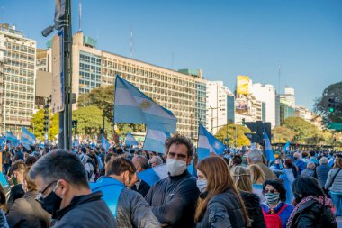 Buenos Aires, Arjantin - 08 / 17 / 2020: Karantinayı ve hükümetin adalet reformunu protesto eden insanlar. Son 8 ayda gerçekleşen en önemli protesto. 