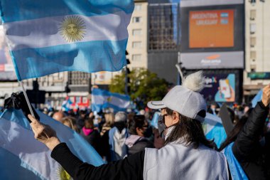 Buenos Aires, Arjantin - 08 / 17 / 2020: Karantinayı ve hükümetin adalet reformunu protesto eden insanlar. Son 8 ayda gerçekleşen en önemli protesto. 