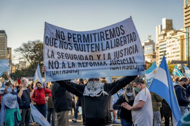 Buenos Aires, Arjantin - 08 / 17 / 2020: Karantinayı ve hükümetin adalet reformunu protesto eden insanlar. Son 8 ayda gerçekleşen en önemli protesto. 