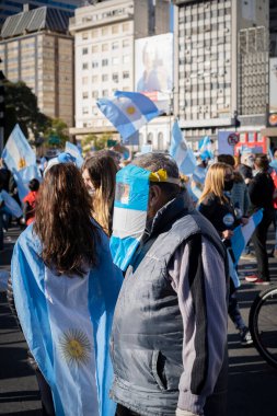Buenos Aires, Arjantin - 08 / 17 / 2020: Karantinayı ve hükümetin adalet reformunu protesto eden insanlar. Son 8 ayda gerçekleşen en önemli protesto. 