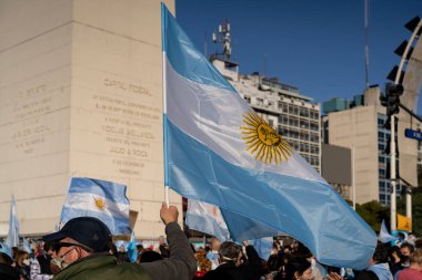Buenos Aires, Arjantin - 08 / 17 / 2020: Karantinayı ve hükümetin adalet reformunu protesto eden insanlar. Son 8 ayda gerçekleşen en önemli protesto. 