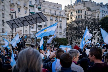 Buenos Aires, Arjantin - 08 / 17 / 2020: Karantinayı ve hükümetin adalet reformunu protesto eden insanlar. Son 8 ayda gerçekleşen en önemli protesto. 