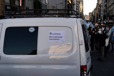 Buenos Aires, Arjantin - 08 / 17 / 2020: Karantinayı ve hükümetin adalet reformunu protesto eden insanlar. Son 8 ayda gerçekleşen en önemli protesto. 