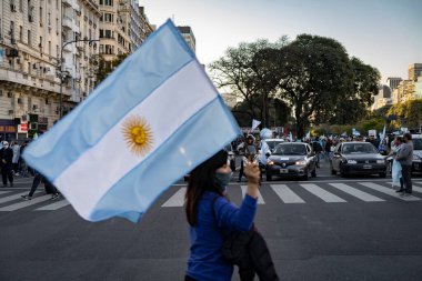 Buenos Aires, Arjantin - 08 / 17 / 2020: Karantinayı ve hükümetin adalet reformunu protesto eden insanlar. Son 8 ayda gerçekleşen en önemli protesto. 