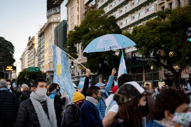 Buenos Aires, Arjantin - 08 / 17 / 2020: Karantinayı ve hükümetin adalet reformunu protesto eden insanlar. Son 8 ayda gerçekleşen en önemli protesto. 