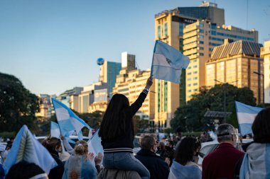 Buenos Aires, Arjantin - 08 / 17 / 2020: Karantinayı ve hükümetin adalet reformunu protesto eden insanlar. Son 8 ayda gerçekleşen en önemli protesto. 