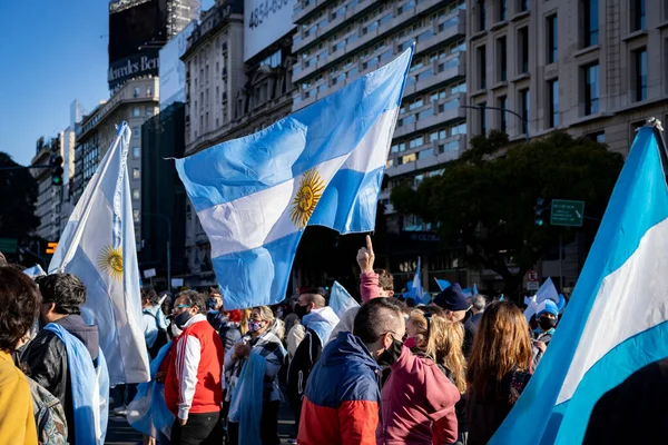 Buenos Aires, Arjantin - 08 / 17 / 2020: Karantinayı ve hükümetin adalet reformunu protesto eden insanlar. Son 8 ayda gerçekleşen en önemli protesto. 
