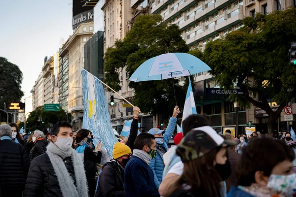 Buenos Aires, Arjantin - 08 / 17 / 2020: Karantinayı ve hükümetin adalet reformunu protesto eden insanlar. Son 8 ayda gerçekleşen en önemli protesto. 