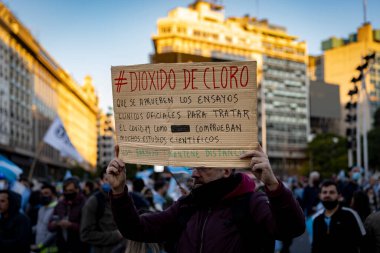 Buenos Aires, Arjantin - 08 / 17 / 2020: Karantinayı ve hükümetin adalet reformunu protesto eden insanlar. Son 8 ayda gerçekleşen en önemli protesto. 