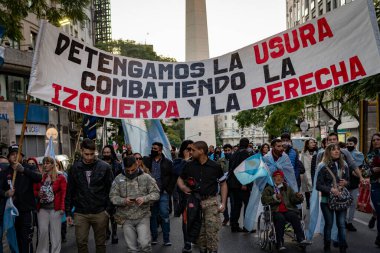 Buenos Aires, Arjantin - 08 / 17 / 2020: Karantinayı ve hükümetin adalet reformunu protesto eden insanlar. Son 8 ayda gerçekleşen en önemli protesto. 