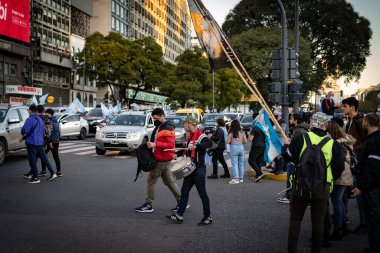 Buenos Aires, Arjantin - 08 / 17 / 2020: Karantinayı ve hükümetin adalet reformunu protesto eden insanlar. Son 8 ayda gerçekleşen en önemli protesto. 