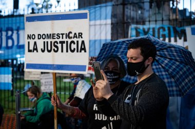 Buenos Aires, Arjantin - 08 / 26 / 2020: Hükümetin adalet reformunu protesto eden insanlar.  