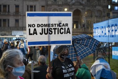Buenos Aires, Arjantin - 08 / 26 / 2020: Hükümetin adalet reformunu protesto eden insanlar.  